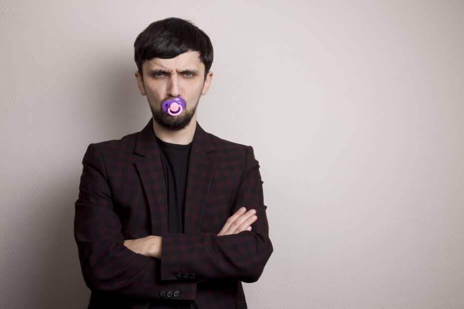 Infantilismo: que es en psicología.  Razones, señales, cómo deshacerse.